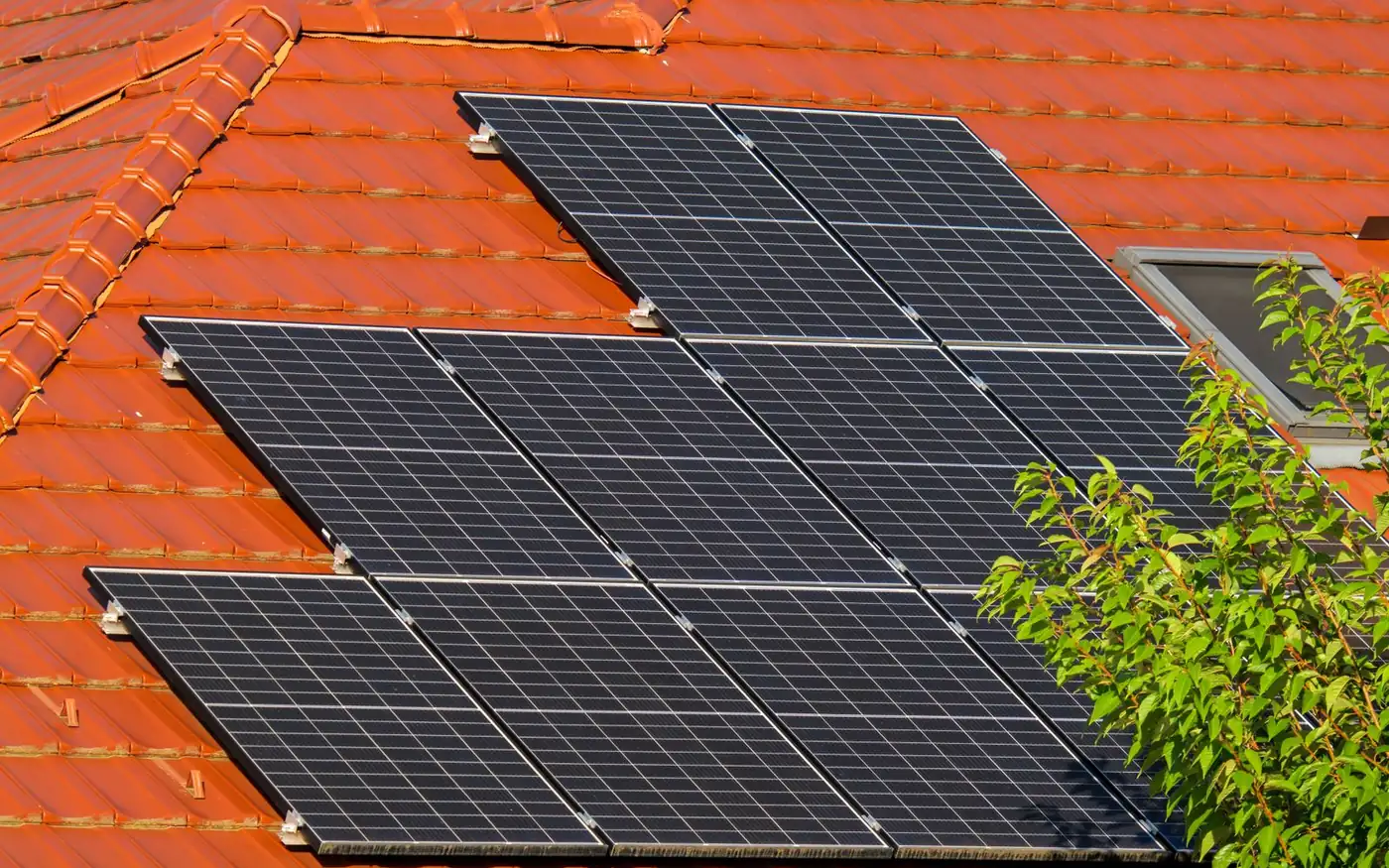 Telhado de casa com placas de energia solar instaladas