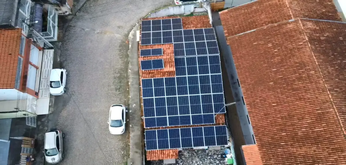 Placas de energia solar instaladas pela Raio-Solar no telhado de um imóvel, vistas de cima